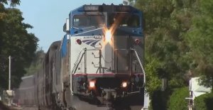 Железная дорога в США пассажирские скоростные поезда которые тянут очень красивые тепловозы
