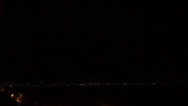 Гроза. Молния мощно бьет в землю смотреть онлайн