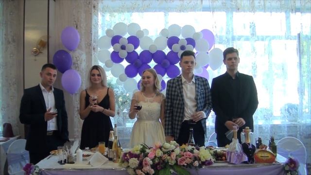 Тамада произносит прекрасный тост за гостей