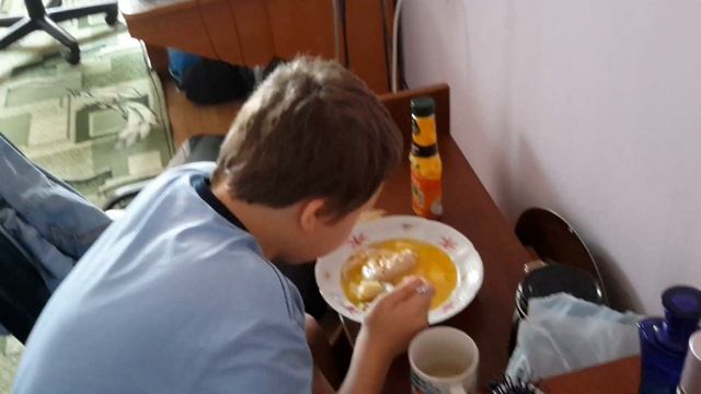 Мальчик Саша ест суп