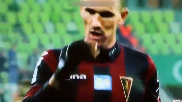 Польский футболист съел брошенную на поле вафлю перед выполнением пенальти