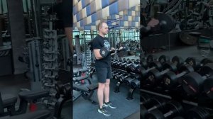 сгибание на бицепс с мини-штангой