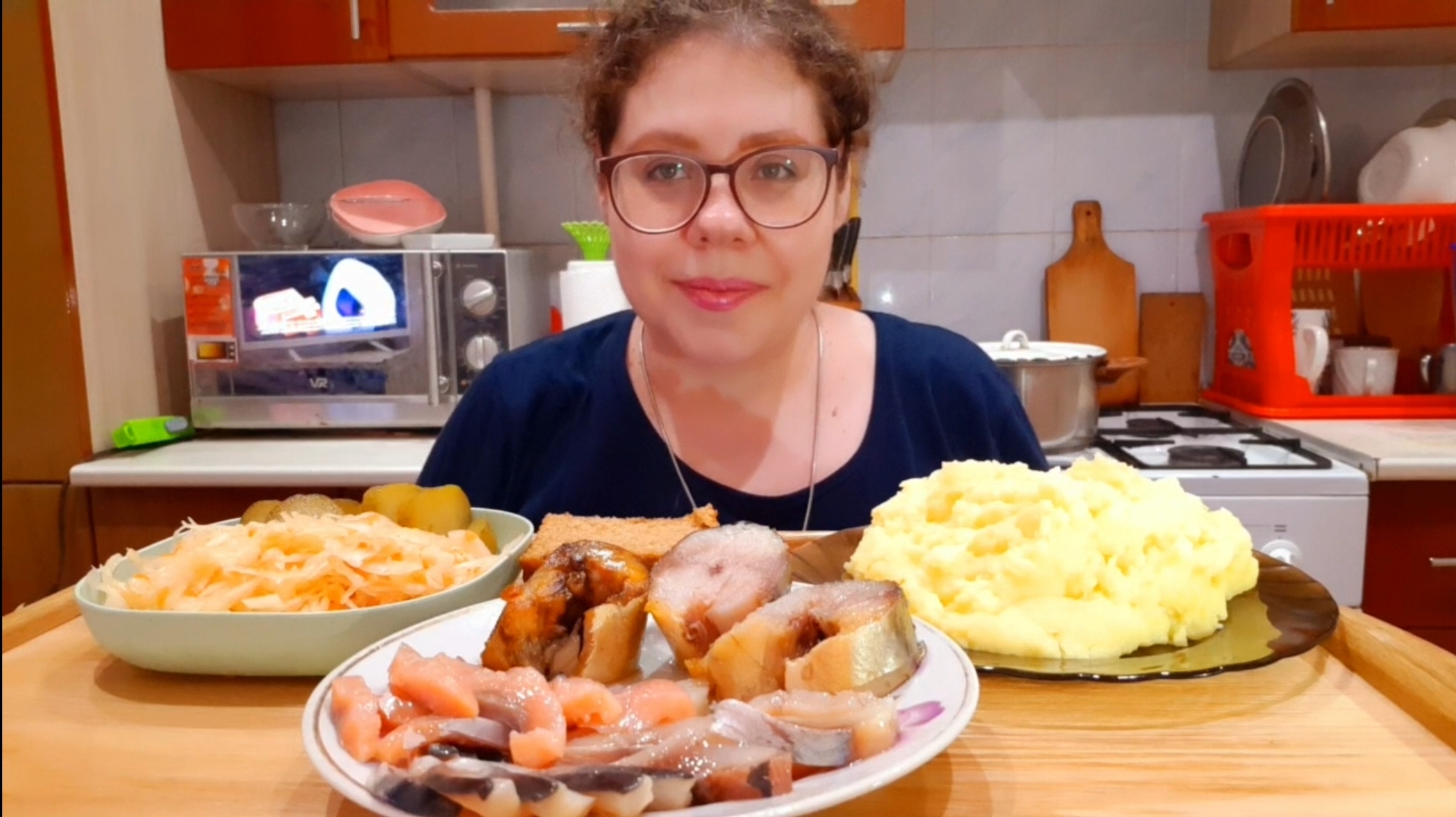 Мукбанг Пюре ? Красная, рыба, Сельдь, Скумбрия/О чудо комментаторшах? смотреть онлайн