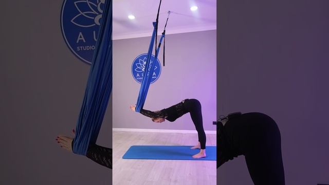 Ловите упражнения для спины в гамаке? Сохрани и подпишись, у меня всё про йогу! смотреть онлайн