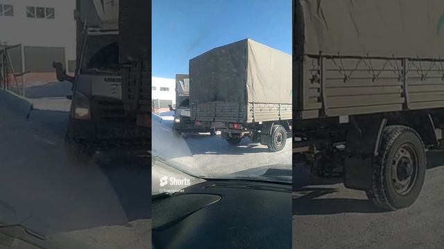 2 Грузовичка разговаривают а мне на лево надо #Shorts смотреть онлайн