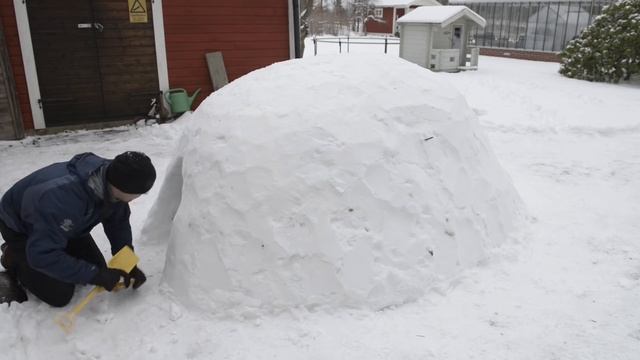 Building a snow house! смотреть онлайн