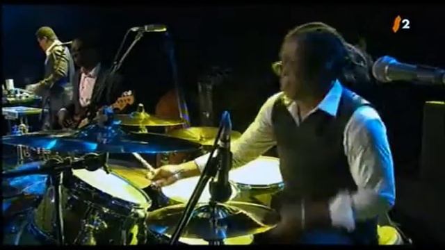 Mick Hucknall (Simply Red) - Poverty  (Live)