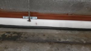 Уплотнитель нижней части гаражных ворот