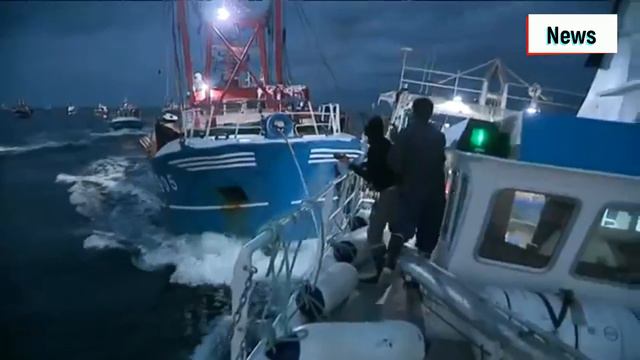 "НА АБОРДАЖ!!!" В ЛА-МАНШЕ БРИТАНСКИЕ И ФРАНЦУЗСКИЕ РЫБАЛКИ ПОДРАЛИСЬ ЧЕРЕЗ МОЛЛЮСКОВ!!! смотреть онлайн