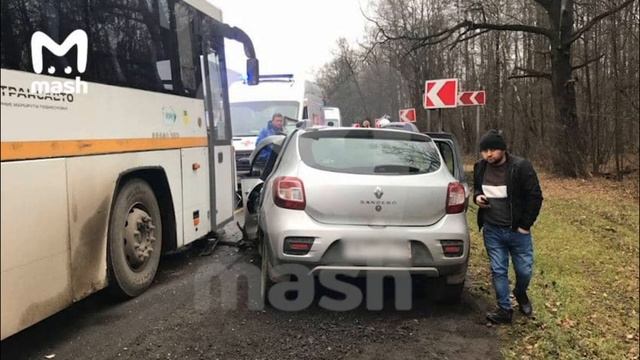 В столкновении с рейсовым автобусом разбилась пара на Renault в Раменском смотреть онлайн