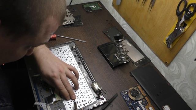 Простой ремонт замена клавиатуры на ноутбуке Samsung