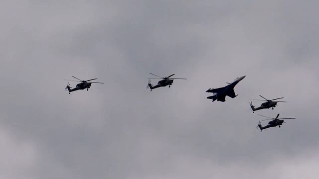 Су-27 и "Беркуты" (Кубинка) смотреть онлайн