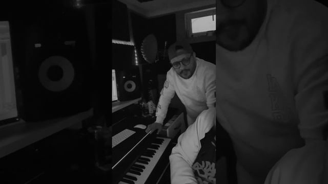 Bernat & EnNis - Me Daja te Mare (Live Studio) смотреть онлайн