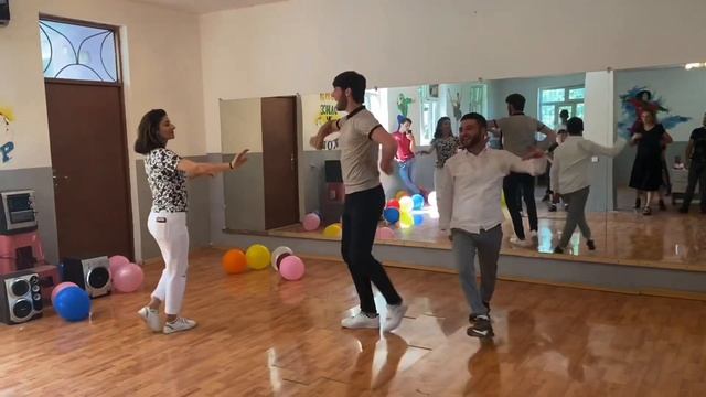 Девушки и Парни Супер Танцует Лезгинка 2021 (Avar Dance Group) смотреть онлайн