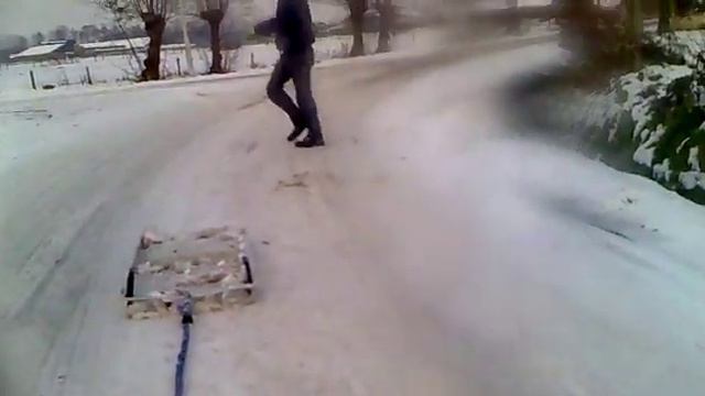 sleeën achter de auto!! 1 in de sloot! snow fun sledding смотреть онлайн