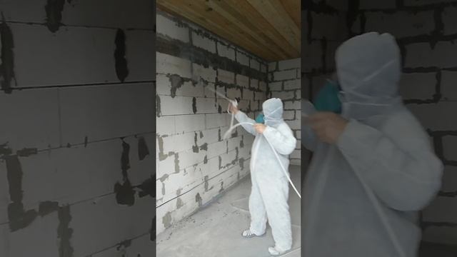 Грунтуем стены с помощью безвоздушном распылением...Агрегатом от PFT SAMBA XL смотреть онлайн