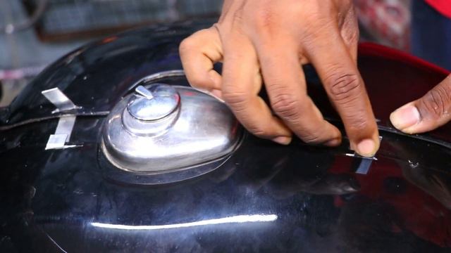Royal Enfield Tank Modification | Customize your Classic 350/500 Tank Skin | Rider Machine смотреть онлайн
