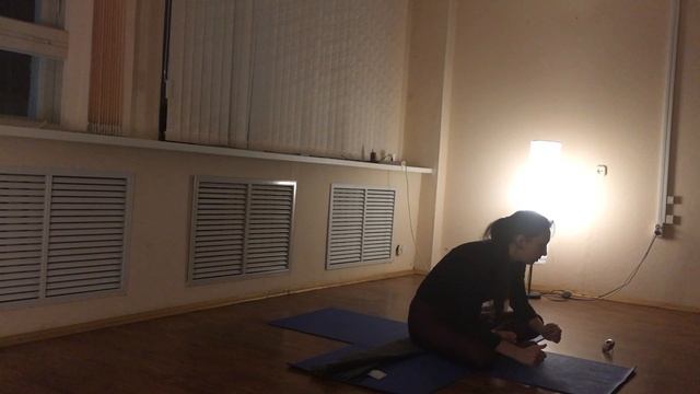 Хатха йога. Занятие 63. Вечерняя практика. 1 час. Александра Тата. смотреть онлайн