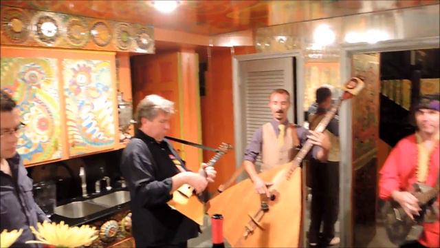 Flying Balalaika Brothers jam and Katya & Svetlana dance in kitchen of Mod Ren 14 Sep 2014 смотреть онлайн