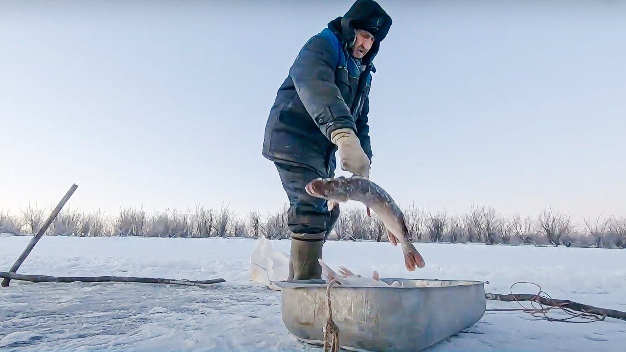 Как живет рыбак на Крайнем Севере. Зимняя рыбалка на щуку 2021. Рыбалка сетями. Азовы здесь тихие смотреть онлайн