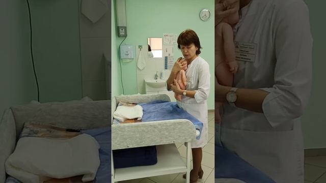 Как правильно брать новорождённого смотреть онлайн