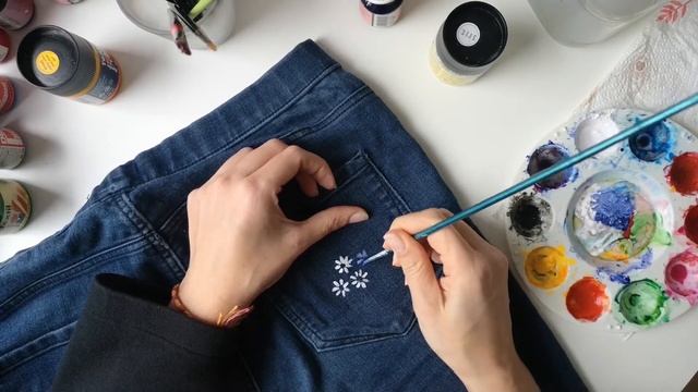 PAINTING ON DENIM JEANS DIY: How to add daisies to your jeans pockets and nail the 2021 floral tren смотреть онлайн