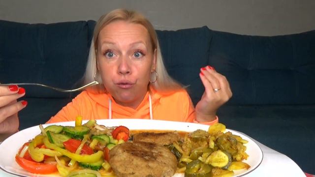 МУКБАНГ ШНИЦЕЛЬ СВИНО-ГОВЯЖИЙ, КАБАЧКИ ТУШЕНЫЕ С ОГУРЦАМИ БОЧКОВЫМИ, САЛАТ/Mukbang еда на камеру/ смотреть онлайн