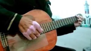 Бомж играет на гитаре на вокзале Новосибирск Главный