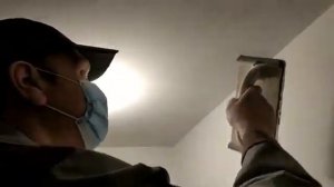 Как шкурить шпаклевку с потолка под покраску своими руками снято на видео