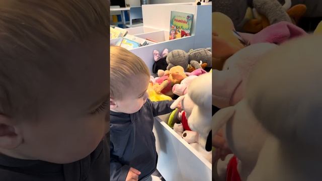 Маленький человечек идёт в интересную детскую библиотеку? смотреть онлайн