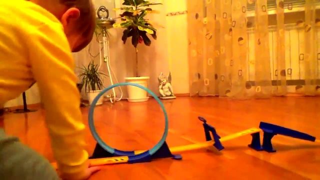 Машинки Хот Вилс и супер скоростной гоночный трек с мертвой петлей смотреть онлайн