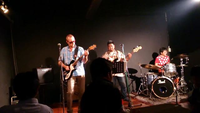 Robby Martin performs 'Legs' by ZZ Top смотреть онлайн