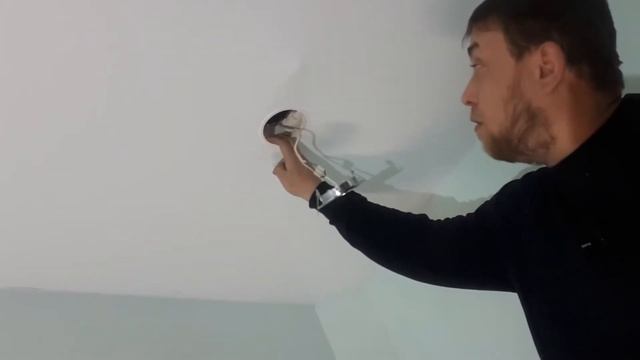 Как достать встроенный светильник из натяжного потолка.Сделай сам потолок! смотреть онлайн
