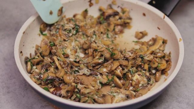 РУЛЕТ ИЗ ИНДЕЙКИ С ГРИБАМИ, СЫРОМ И ЗЕЛЕНЬЮ смотреть онлайн