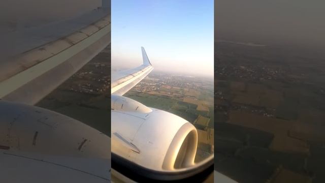 Ryanair flight landing in Bergamo (BGY) timelapse смотреть онлайн