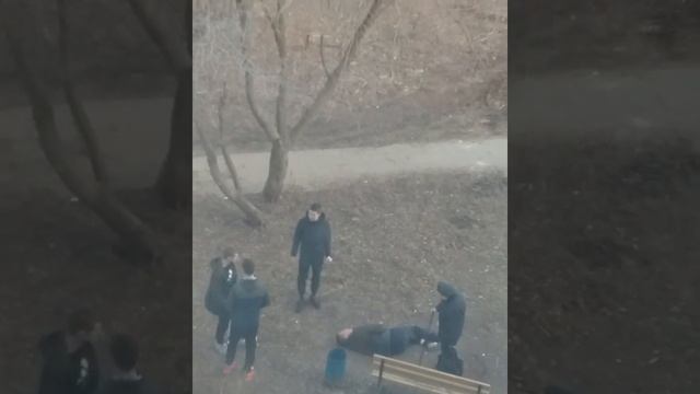 «Она его так десять минут долбила»: в Перми настойчивая бабушка колошматила алкаша клюшкой смотреть онлайн