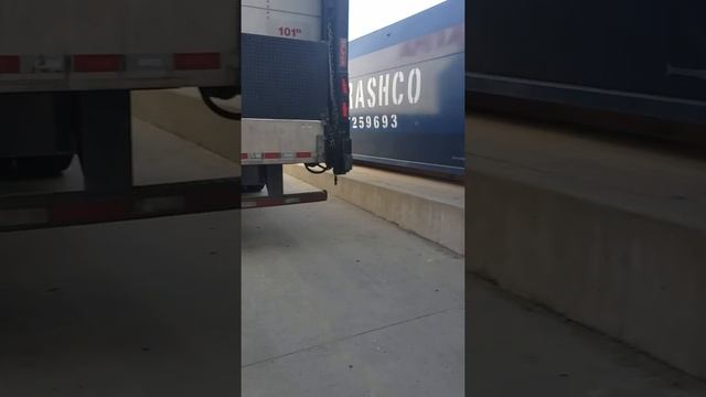 Backing up a trailer with a lift gate to a dock .. смотреть онлайн