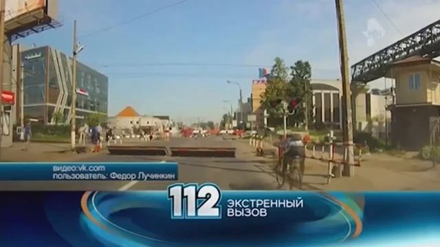 Велосипедист упал на рельсы. Питер смотреть онлайн