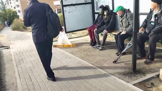 ХОДИМ ПО ГОРОДУ В ПРОТИВОГАЗАХ ?! ЛЮДИ В ШОКЕ смотреть онлайн