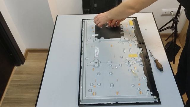 Полная разборка телевизора Samsung UE32H4000AK Complete disassembly of Samsung UE32H4000AK TV смотреть онлайн