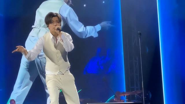 Dimash 《 Любовь уставших лебедей / The Love of Tired Swans 》 Riga Concert 2020 fancam смотреть онлайн