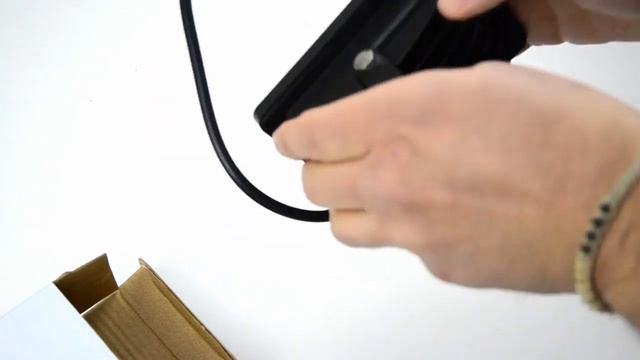 Распаковка светодиодного уличного прожектора TriLed 10W IP65. Часть 1. смотреть онлайн