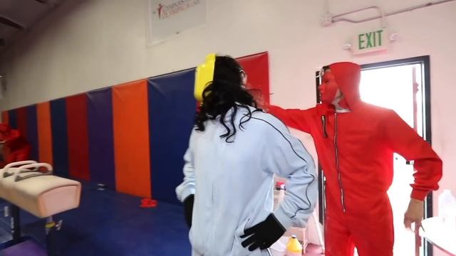 Rebecca Faces Her Biggest Fear of Clowns! (Magic Trick Pranks on Best Friend) смотреть онлайн