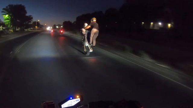 Surfing Da DRty 400 For Over A Mile Suzuki DRZ400 SM Wheelie / Super Moto смотреть онлайн