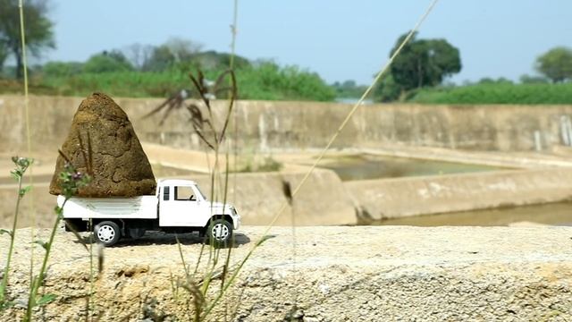 Экскаватор JCB загружает глину смотреть онлайн