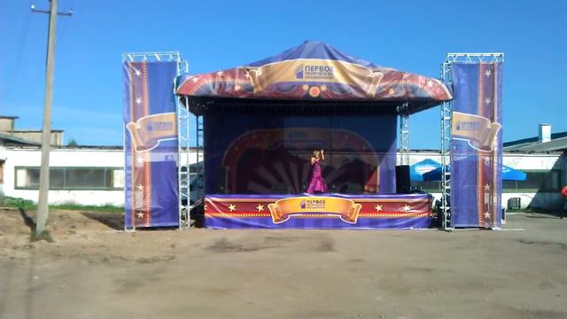 7 Сцена поёт девушка смотреть онлайн