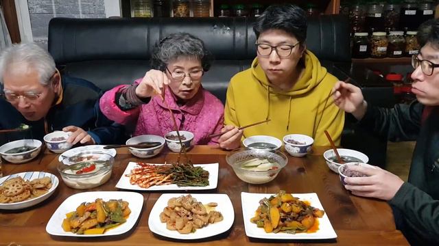 겨울별미~! 매생이굴국 먹방, 꽈리고추 단호박조림, 연근조림, 파김치, 동치미, 가족먹방 MUKBANG KOREAN FOOD COOKING ASMR | EATING SHOW смотреть онлайн