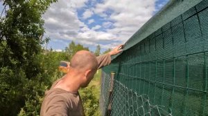 Как достать соседа - Забор из затеняющей фасадной сетки своими руками. Отгородиться от соседей легк