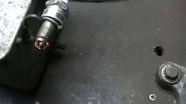 Приспособление для проверки свечей зажигания ДВС.