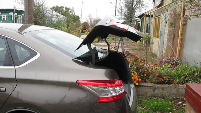 Открытие крышки багажника Nissan Sentra B17 после установки 15 мм проставочек из полиуретана 